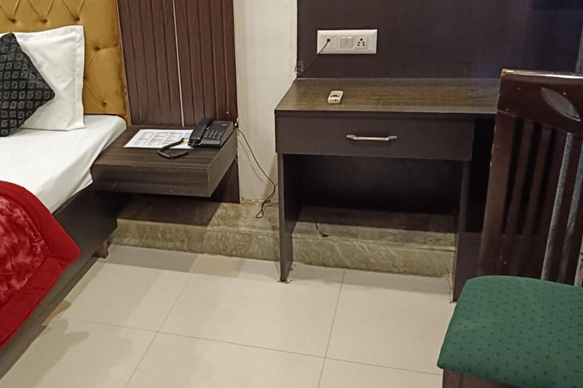 Hotel Shree Kanta Гургаон Екстериор снимка